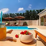 Stozak, Private Heated Pool, Cinema And Sauna, 7 Km From Βίλα Tugare