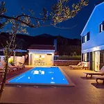Stozak, Private Heated Pool, Cinema And Sauna, 7 Km From *