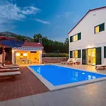 Stozak, Private Heated Pool, Cinema And Sauna, 7 Km From *