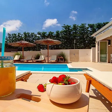 Stozak, Private Heated Pool, Cinema And Sauna, 7 Km From Vila Tugare