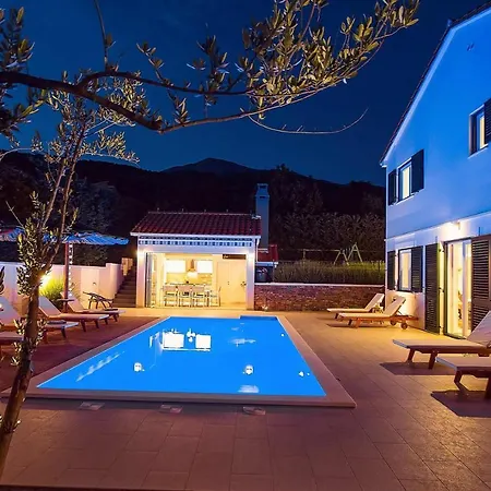Stozak, Private Heated Pool, Cinema And Sauna, 7 Km From *